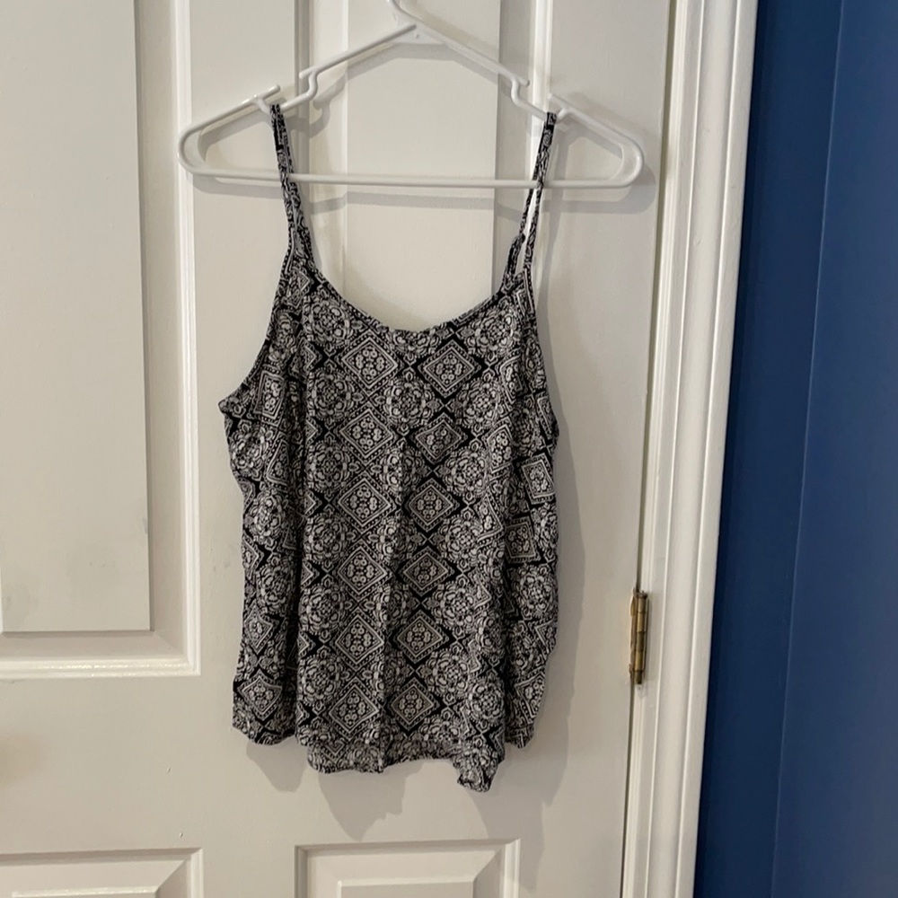 Black/white flowy tank